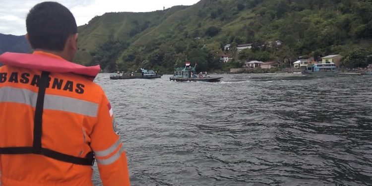 Bawa Penumpang dari Nainggolan, Kapal KM Roma Parsaulian Putus Kemudi di Tengah Danau Toba