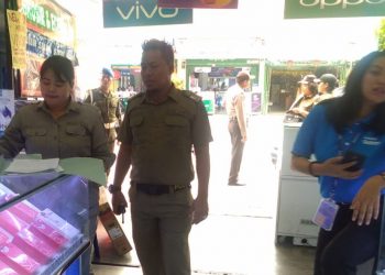 Satpol PP Periksa Izin Reklame Sejumlah Toko Ponsel