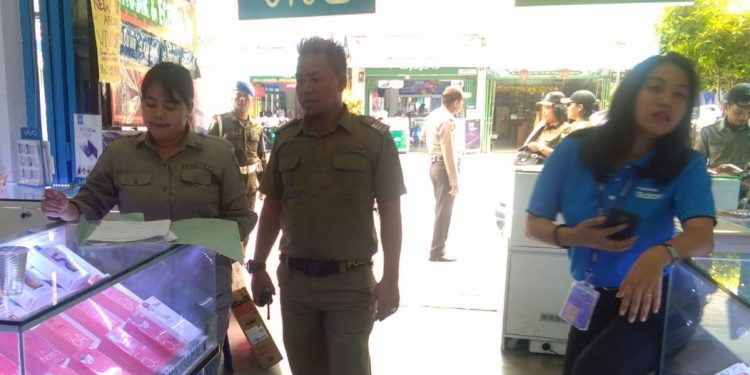 Satpol PP Periksa Izin Reklame Sejumlah Toko Ponsel
