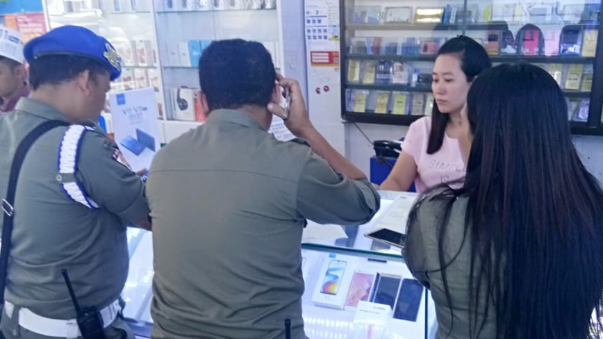 Satpol PP Periksa Izin Reklame Sejumlah Toko Ponsel