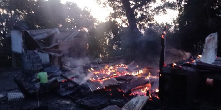 Ditinggal Pemilik, Rumah Adat Batak di Samosir, Danau Toba Dilalap Si Jago Merah Ditinggal Pemilik, Rumah Adat Batak di Samosir, Danau Toba Dilalap Si Jago Merah