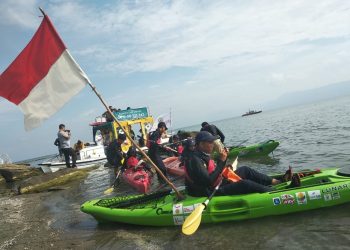 Tim Ekspedisi Kayak Pelajar Indonesia Kampanyekan "Jangan Buang Sampah Ke Danau Toba"