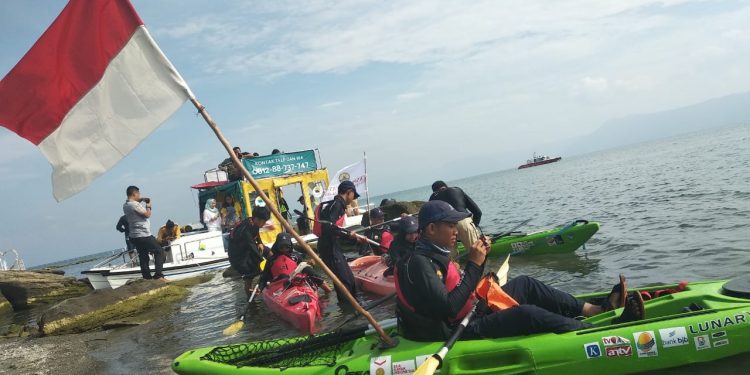 Tim Ekspedisi Kayak Pelajar Indonesia Kampanyekan "Jangan Buang Sampah Ke Danau Toba"