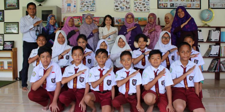 KPw Bank Indonesia Pematangsiantar Serahkan Bantuan Buku ke Perpustakaan SD YPK
