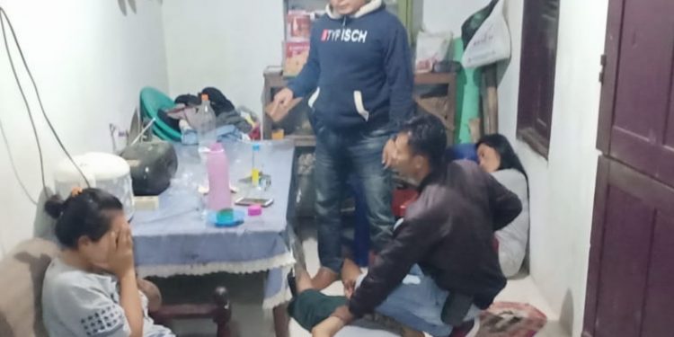 Ibu dan Anak plus Calon Menantu Diciduk "Sedot-sedotan" di Dapur