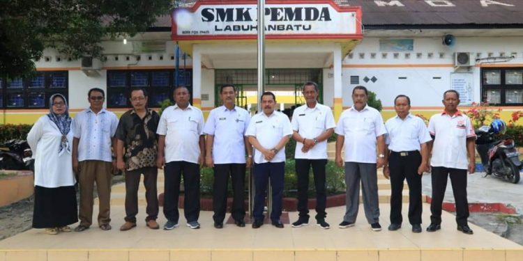 Sekda Labuhanbatu Tinjau Pelaksanaan UNBK Sekda Labuhanbatu Tinjau Pelaksanaan UNBK