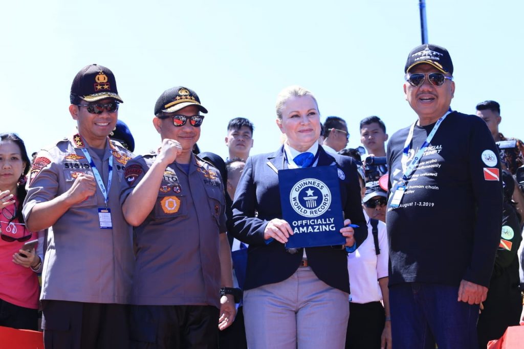 Kapolri dan Ketua Bhayangkari Pecahkan 3 Rekor Selam Dunia Kapolri dan Ketua Bhayangkari Pecahkan 3 Rekor Selam Dunia