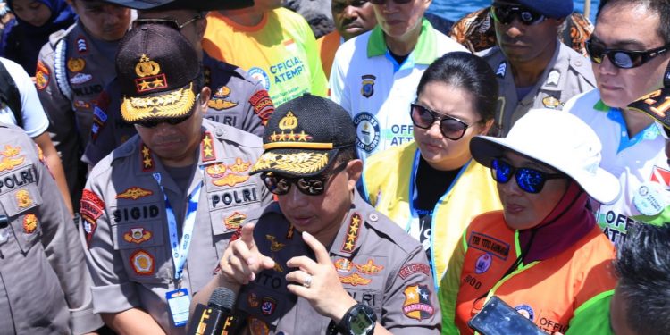 Kapolri dan Ketua Bhayangkari Pecahkan 3 Rekor Selam Dunia Kapolri dan Ketua Bhayangkari Pecahkan 3 Rekor Selam Dunia