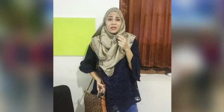 Selangkangan Wanita Cantik ini Terlihat Mencurigakan. Ketika diperiksa isinya mengejutkan...