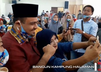Emak-emak Sapa Hasim: Pak Bupati Kami, Selfie-lah...