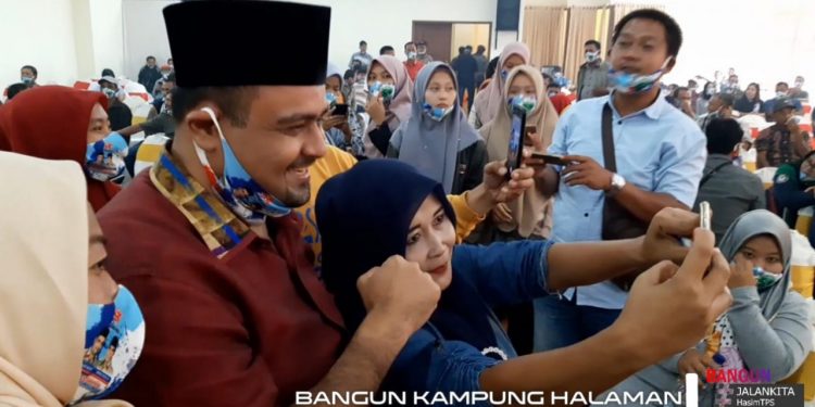 Emak-emak Sapa Hasim: Pak Bupati Kami, Selfie-lah... Emak-emak Sapa Hasim: Pak Bupati Kami, Selfie-lah...