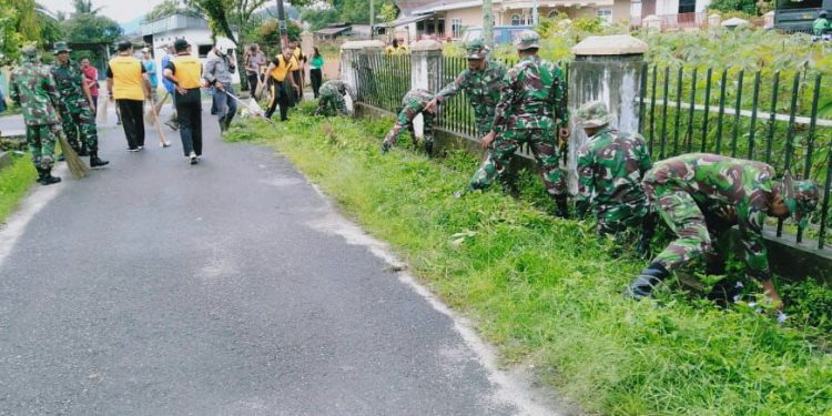 Drainase Tak Berfungsi, Yonif 122/Tombak Sakti Gotong Royong Bersama Polres Siantar dan Warga