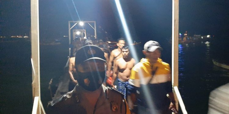 Kapal Nelayan Tenggelam di Perairan Teluk Semaka, Ini Daftar 23 ABKnya ...
