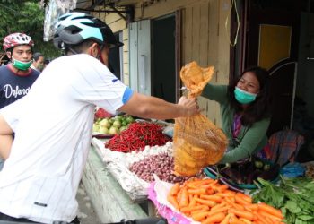Hefriansyah Beri Semangat kepada Pedagang Pasar Pagi di Tengah Pandemi Covid-19