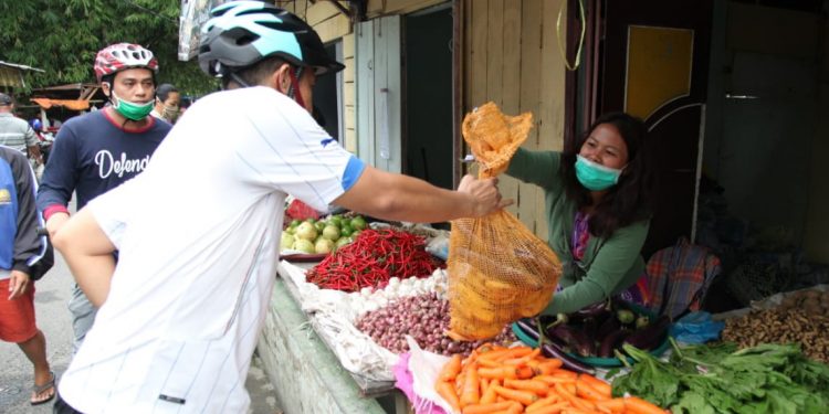 Hefriansyah Beri Semangat kepada Pedagang Pasar Pagi di Tengah Pandemi Covid-19 Hefriansyah Beri Semangat kepada Pedagang Pasar Pagi di Tengah Pandemi Covid-19