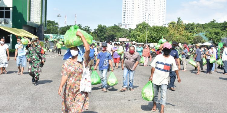 Penarik Becak dan Pemulung Dapat Sembako dari Pangdam I/BB Mayjen TNI MS Fadhilah