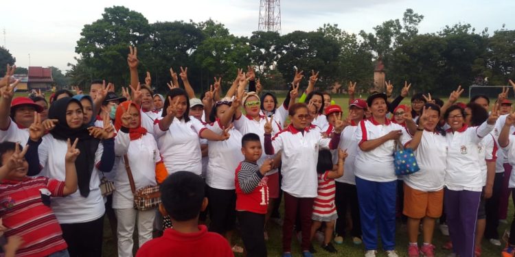 Serunya Senam Djoss Ibu-ibu Sehat di Lapangan Bola Serbelawan