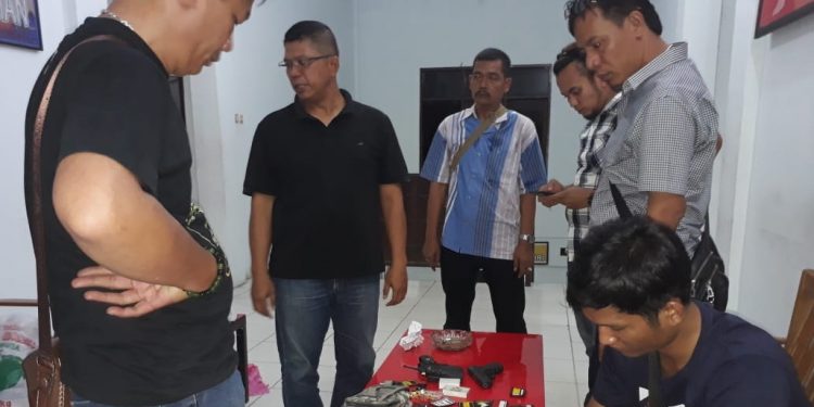 Tak Kuat Lihat Senjata Suaminya Devi Melapor, Polisi Temukan Senjata dan Kondom Tak Kuat Lihat Senjata Suaminya Devi Melapor, Polisi Temukan Senjata dan Kondom