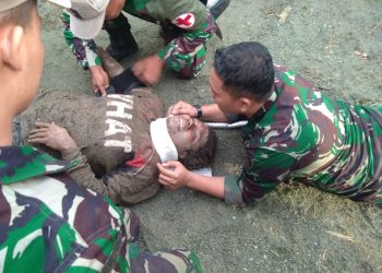 Prajurit Satgas Yonif 126 KalaCakti Bantu Evakuasi Korban Banjir Sentani