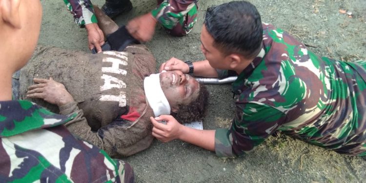 Prajurit Satgas Yonif 126 KalaCakti Bantu Evakuasi Korban Banjir Sentani Prajurit Satgas Yonif 126 KalaCakti Bantu Evakuasi Korban Banjir Sentani