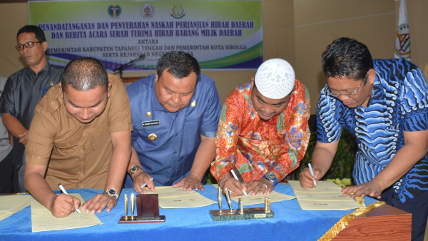 Pemko Sibolga dan Pemkab Tapteng serta Kejari Sibolga Tandatangani Serah Terima Hibah Daerah Pemko Sibolga dan Pemkab Tapteng serta Kejari Sibolga Tandatangani Serah Terima Hibah Daerah