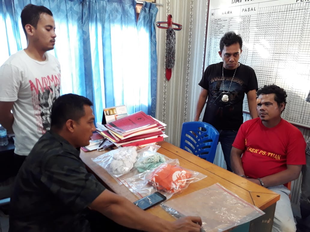 Sepasang Suami Istri Dirampok dan Diikat di Dalam Rumahnya Sepasang Suami Istri Dirampok dan Diikat di Dalam Rumahnya
