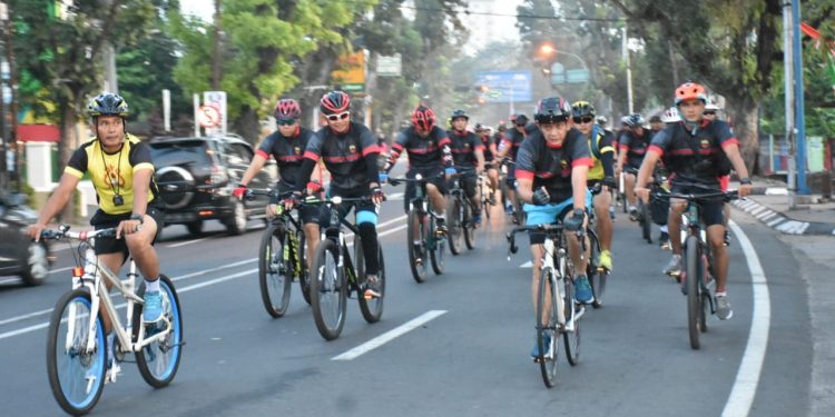 Menjalin Keakraban dan Kekompakan dengan Bersepeda Santai Menjalin Keakraban dan Kekompakan dengan Bersepeda Santai