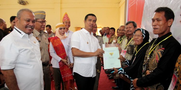 Di Era Jokowi, Walikota dan BPN Bagikan 300 Sertifikat Tanah kepada Warga Siantar