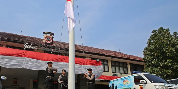 Bela Sungkawa Atas Wafatnya Ipda Erwin, Polres Bogor dan Jajaran Kibarkan Bendera Setengah Tiang