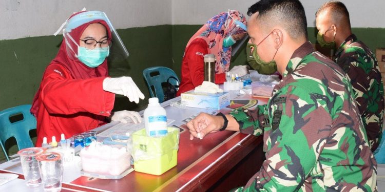Yonarmed 2/105 KS Donorkan darah di Tengah Pandemi Corona