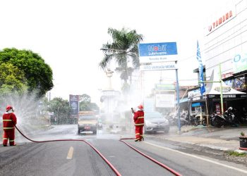 Perangi Covid-19, Sejumlah Ruas Jalan di Siantar Disemprot Disinfektan