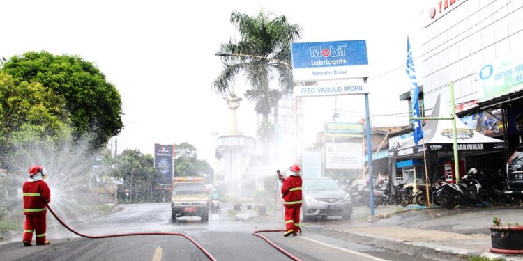 Perangi Covid-19, Sejumlah Ruas Jalan di Siantar Disemprot Disinfektan Perangi Covid-19, Sejumlah Ruas Jalan di Siantar Disemprot Disinfektan