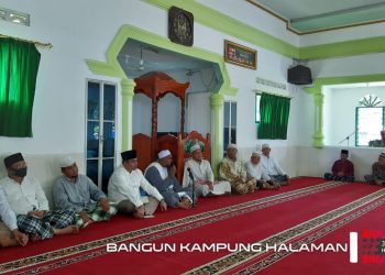 Bang Hasim Sholat Jumat dan Makan Bersama Jamaah Masjid Al Nur di Gunung Maligas