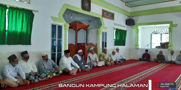 Bang Hasim Sholat Jumat dan Makan Bersama Jamaah Masjid Al Nur di Gunung Maligas