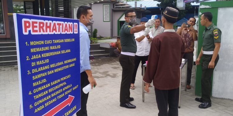 Sholat Jumat di Masjid Al Ikhlas Pomdam I/BB, Jamaah Wajib Cek Suhu Tubuh dan Cuci Tangan Sholat Jumat di Masjid Al Ikhlas Pomdam I/BB, Jamaah Wajib Cek Suhu Tubuh dan Cuci Tangan