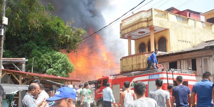 Sepuluh Hari Lagi Lebaran, Dua Belas Rumah Terbakar di Pasar Belakang Sibolga Sepuluh Hari Lagi Lebaran, Dua Belas Rumah Terbakar di Pasar Belakang Sibolga