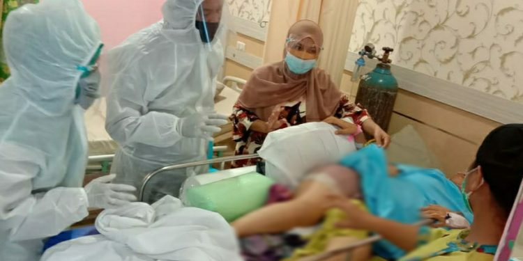 Disenggol Betor, Lindayani Pasaribu Luka-luka dan Asyari Limbong Tertimpa Sepedamotor