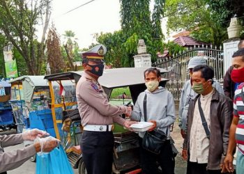Satlantas Polres Sibolga Berbagi Masker dan Nasi Kotak