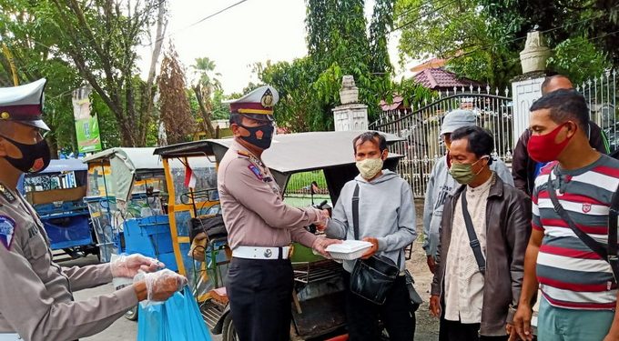 Satlantas Polres Sibolga Berbagi Masker dan Nasi Kotak