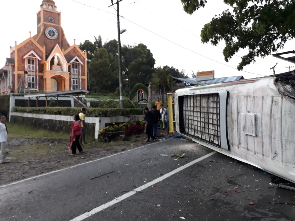 Bus Sibual-buali Terbalik di Jalin Siantar-Parapat, Supir Tewas dan Puluhan Penumpang Luka Bus Sibual-buali Terbalik di Jalin Siantar-Parapat, Supir Tewas dan Puluhan Penumpang Luka
