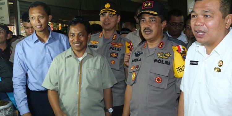 Kapolrestabes Medan Dampingi Kapolda dan Tim Satgas Pangan Sidak ke Pasar