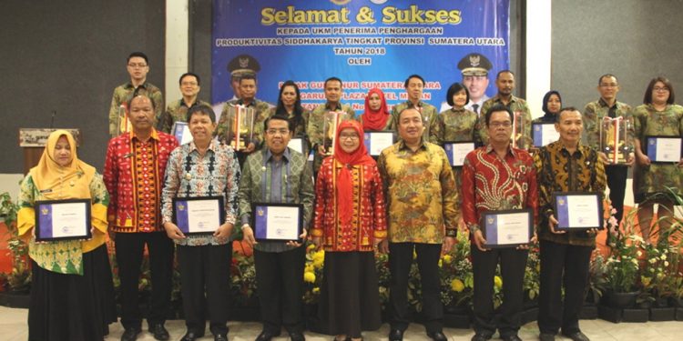 Usung UKM Tenun Ulos, Pemko Pematangsiantar Raih Penghargaan Produktivitas Siddhakarya 2018