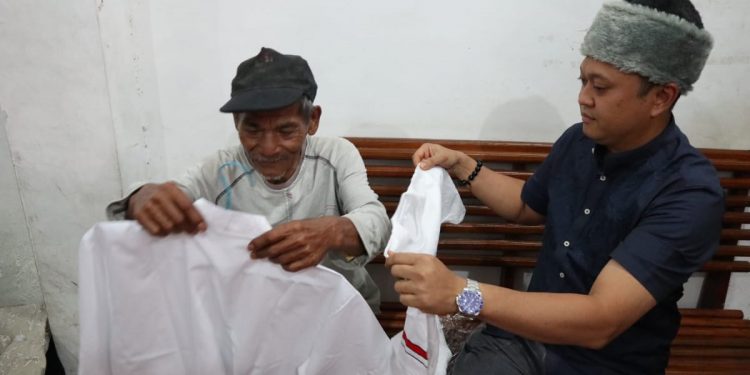 Kapolres Padang Sidempuan Bantu Seorang Pemulung yang Tinggal di Emperan Masjid Kapolres Padang Sidempuan Bantu Seorang Pemulung yang Tinggal di Emperan Masjid