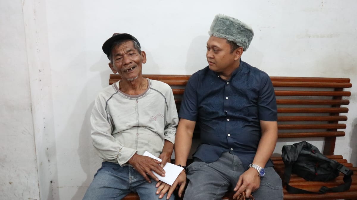 Kapolres Padang Sidempuan Bantu Seorang Pemulung yang Tinggal di Emperan Masjid