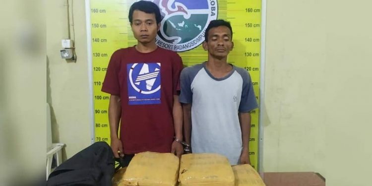Komitmen AKBP Juliani Prihartini Berantas Narkoba, Dua Pria Pemilik 5 Bal Ganja Ditangkap di Sidimpuan Komitmen AKBP Juliani Prihartini Berantas Narkoba, Dua Pria Pemilik 5 Bal Ganja Ditangkap di Sidimpuan