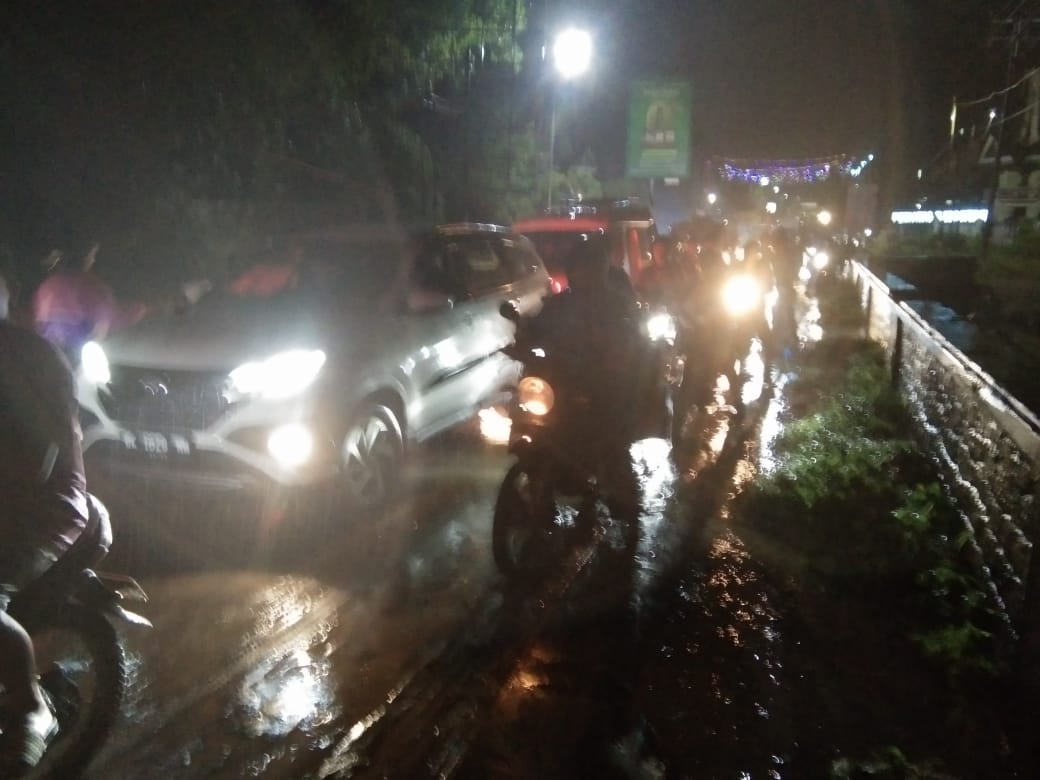 Banjir Meluap di Jembatan Sigagak, Arus Lalu Lintas Dari arah Medan ke Siantar Terputus 1 Jam