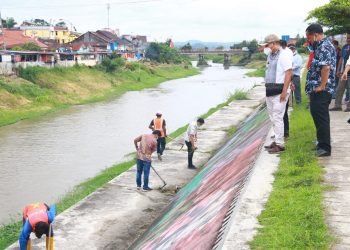 Pedagang Tanggul Aek Sigeaon Laksanakan Gotong Royong
