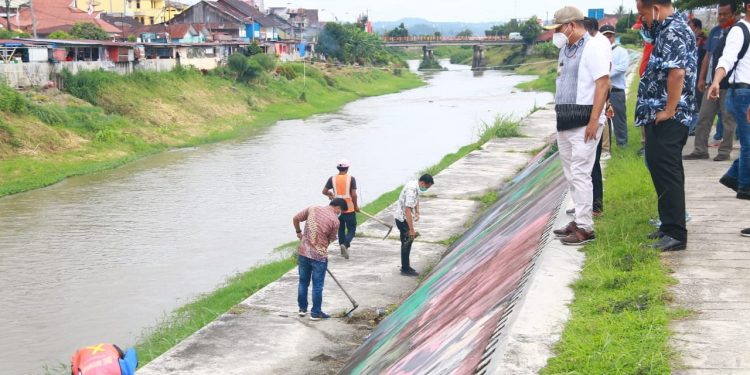 Pedagang Tanggul Aek Sigeaon Laksanakan Gotong Royong