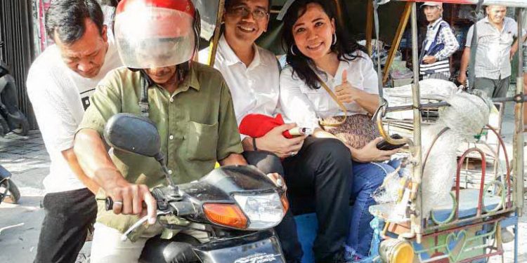 Diajak Naik Becak di Lubukpakam, Sihar: Jangankan Naik Becak, Jalan Kakipun Kulakukan Diajak Naik Becak di Lubukpakam, Sihar: Jangankan Naik Becak, Jalan Kakipun Kulakukan