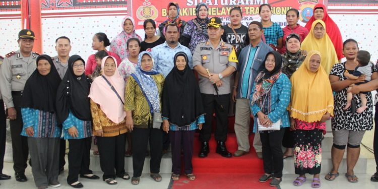 Polres Pelabuhan Belawan Silaturahmi dengan Masyarakat Nelayan Tradisional Polres Pelabuhan Belawan Silaturahmi dengan Masyarakat Nelayan Tradisional